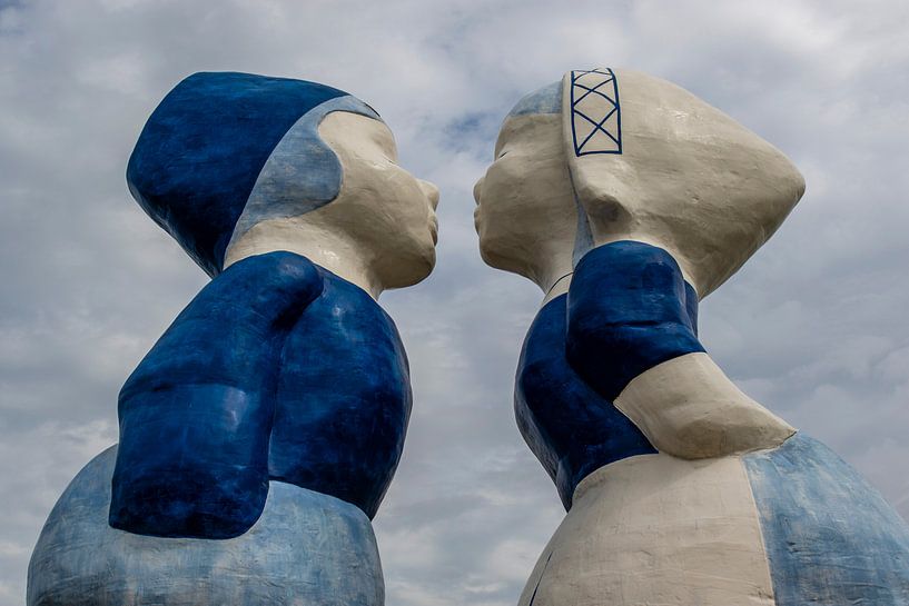 Kissing couple XXXL in Westpoort - Amsterdam - Netherlands by WorldWidePhotoWeb