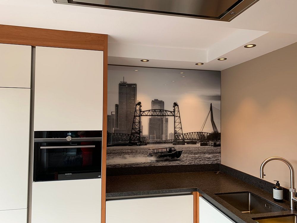 Un bateau-taxi passe 3 ponts de Rotterdam par Paysages urbains - Rick Van der Poorten Photography