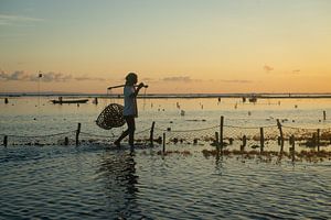 Zeewier boer in Nusa Lembongan met zonsondergang van Ellis Peeters