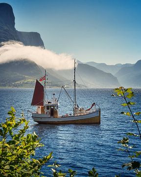 Eenzame vissersboot die van de zon geniet dichtbij Årvika, Noorwegen van qtx