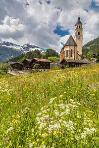 Wallfahrtskirche Maria Schnee und alte Bauernhäuser in Obermauern im Virgental