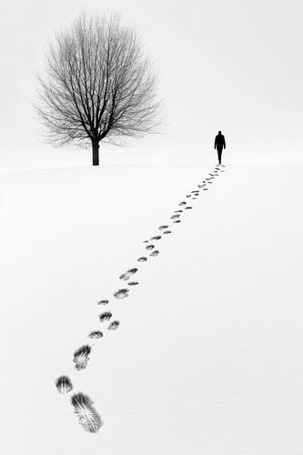Eenzame stappen in de sneeuw