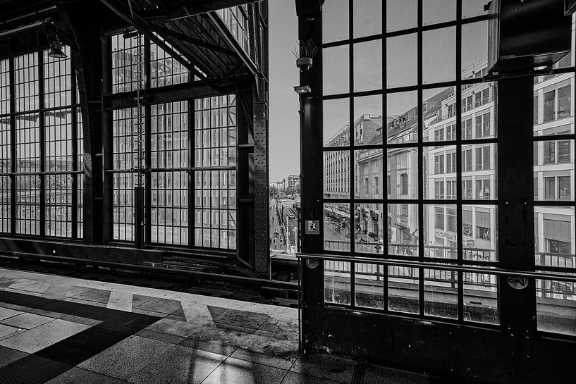 Station Friedrichstraße in Berlijn monochroom van Jenco van Zalk