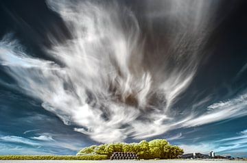 Candle in the wind - wolkenpartij boven het landschap van Mike Bing