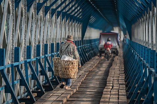 Javaanse man met zijn koopwaren op de Cirahong brug