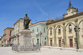 Statue d'Horace sur la place principale de Venosa sur Tomherkules