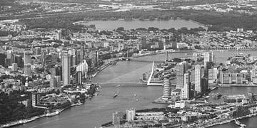 Rotterdam Skyline vanuit de lucht (zwart-wit) van Clint Steegman