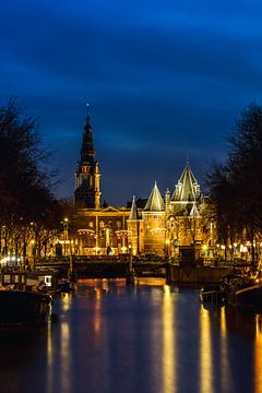 Die Waag von Amsterdam während der blauen Stunde stehend