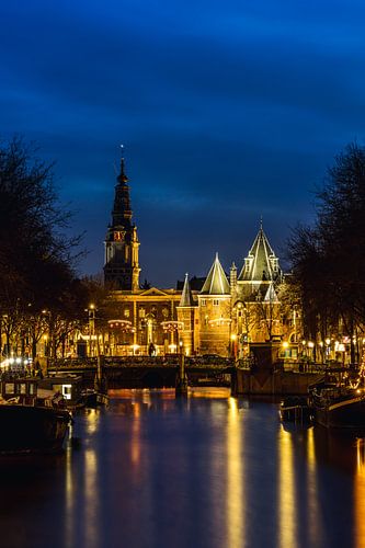 De Waag van Amsterdam tijdens het blauwe uur staand