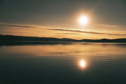 Zonsondergang bij het meer in Zweden