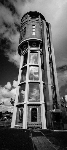 Watertoren gerestaureerd in moderne stijl