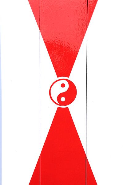 Rot-weißes Yin- und Yang-Zeichen von Bobsphotography