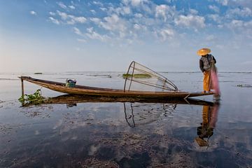 PÊCHEUR AT SUNRISE vist ON WAY TRADITIONNEL AU LAC INLE AU MYANMAR. Avec un panier du poisson est ca sur Wout Kok