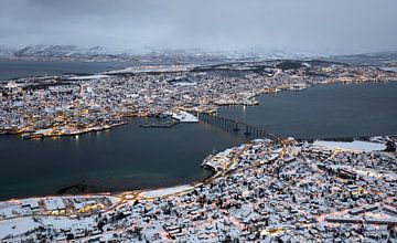 Skyline van Tromsø in de winter, Noorwegen van Sebastian Rollé - travel, nature & landscape photography