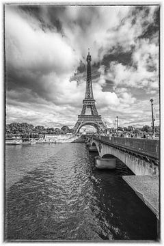 Eiffelturm in Paris von der Seine aus