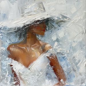 Femme en robe blanche et chapeau abstrait