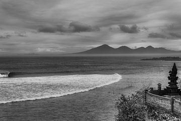 Zicht op Bali vanaf Nusa Ceningan van Bart Hageman Photography