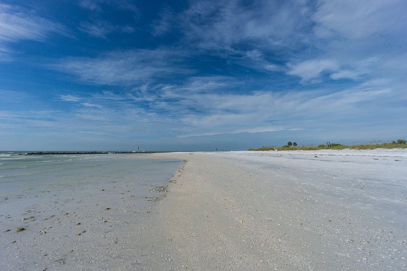 USA, Florida, Endless empty perfect white sand beach of honeymoon island by adventure-photos