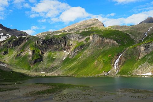 De aderen van de bergen ⛰️ Waar water en steen samensmelten - pure kracht, leven en rust tegelijk.