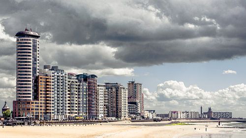 Skyline van Vlissingen onder een dik wolkendek (panorama) (kleur)