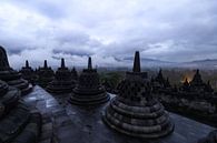 Sfeervolle plaat van de Borobudur voor zonsopkomst op een dag met zware bewolking en neerslag van Arthur Puls Photography thumbnail