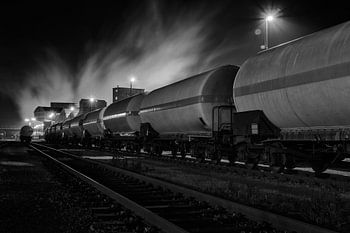 Goederenwagons in het donker