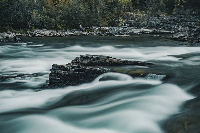 Rocher dans la rivière norvégienne par Colin van Wijk