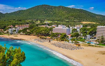 Zicht op het strand van Canyamel, mooie baai aan zee op Mallorca van Alex Winter