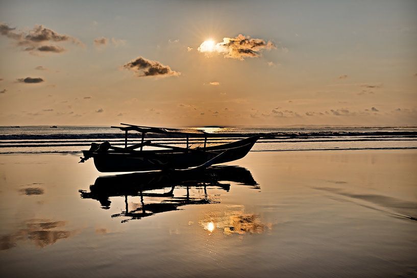 L’élégance des barques indonésiennes au coucher de soleil par Frank Photos