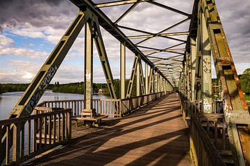 Voetgangersbrug over de Ruhr bij het Baldeney-meer in Essen Ruhrgebied Duitsland van Dieter Walther