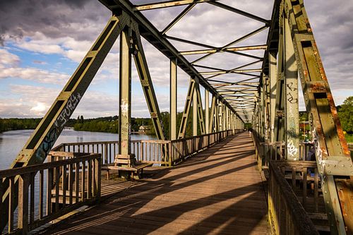 Voetgangersbrug over de Ruhr bij het Baldeney-meer in Essen Ruhrgebied Duitsland