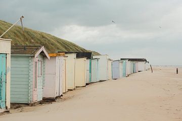 Kleurrijke strandhuisjes Texel van Talitha van den Brink