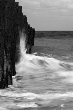 Breaking the waves - B&W by Cathy Php