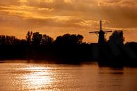 Avondlucht met zon op het water en een Windmolen. par Brian Morgan Aperçu