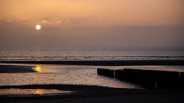 Zonsondergang in zee van Coen van Eijken