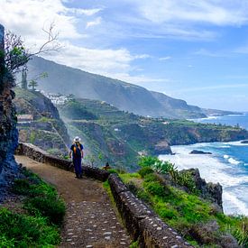 Le marcheur se promène sur un sentier surplombant la mer et les falaises. sur Lidewij Olive