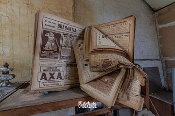 Boek of krant in decay. van Het Onbekende