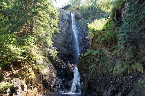 De Plodda waterval is een waterval 5 km ten zuidwesten van het dorp Tomich