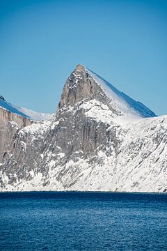 Fjord de Senja avec vue sur le Hester sur Leo Schindzielorz