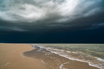 Lever de soleil sur la plage de l'île de Texel avec un nuage d'orage sur Sjoerd van der Wal Photographie