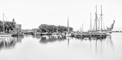 Enkhuizen's old harbour in black and white