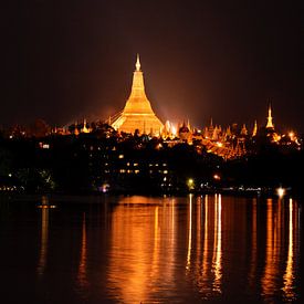 Shwedagon pagoda in Yangon van Michael Feelders