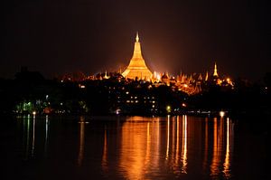 Shwedagon pagoda in Yangon van Michael Feelders