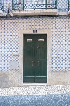 De groene deur nr. 12, Alfama, Lissabon, Portugal - pastel blauwe tegels straat en reisfotografie van Christa Stroo fotografie