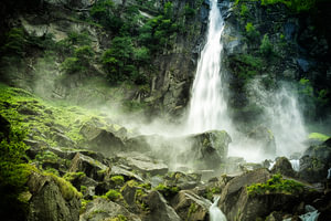 Stiebender Wasserfall im Tessin