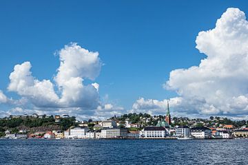 Gezicht op de stad Arendal in Noorwegen