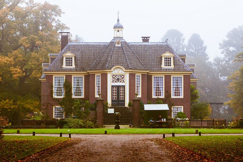 Kasteel de Wiersse in de mist van Ada Zyborowicz