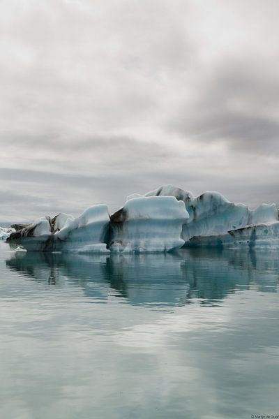 IJslands meer, ijsrotsen in het water  van Malissa Verhoef