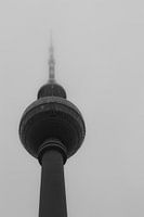 Der Berliner Fernsehturm vom Alexanderplatz aus