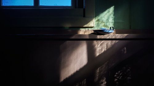 Bougeoir dans un intérieur vintage avec lumière solaire incidente